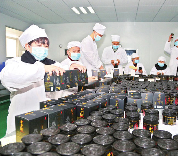 膏滋包裝現場
